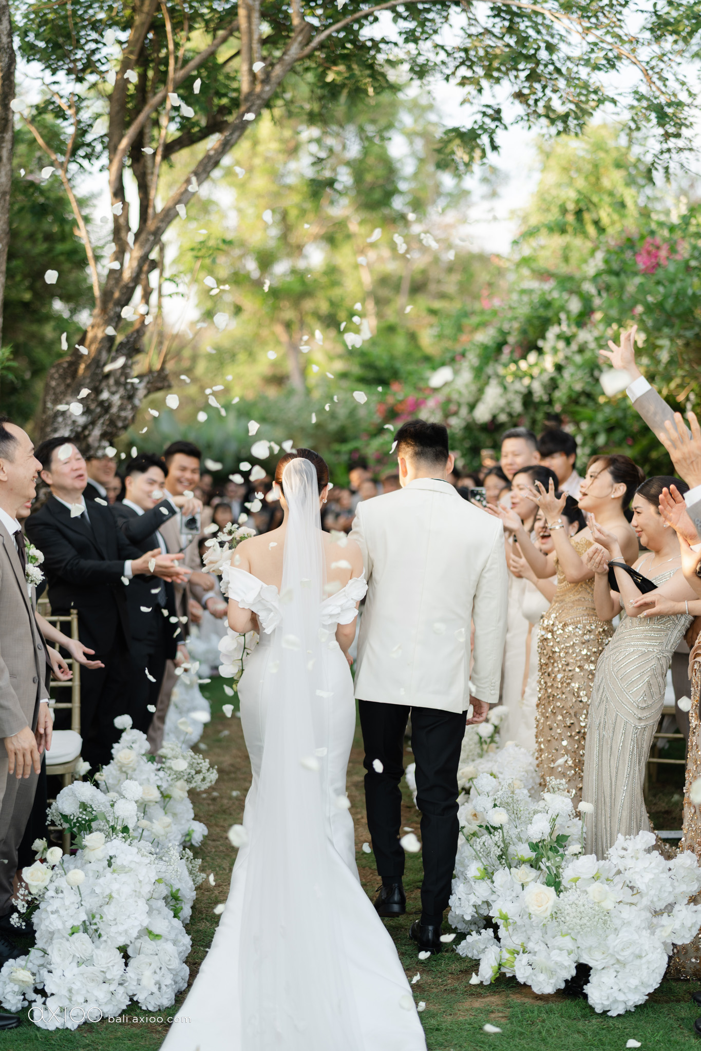 Axioo: A Study in Softness: A Wonderland Uluwatu Wedding in Bali